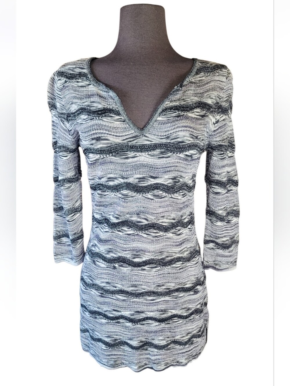 White House Black Market Black & Gray Wave-Pattern V-Neck Tunic Top